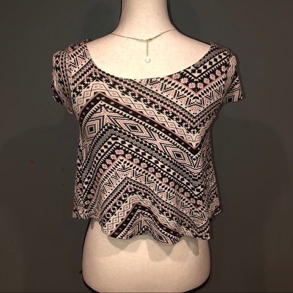 𝐓𝐑𝐈𝐁𝐀𝐋 𝐏𝐑𝐈𝐍𝐓 𝐂𝐑𝐎𝐏 𝐓𝐎𝐏 - Picture 3 of 4